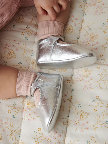 SilverBabyMaryJanes PalePinkSocks 1 1